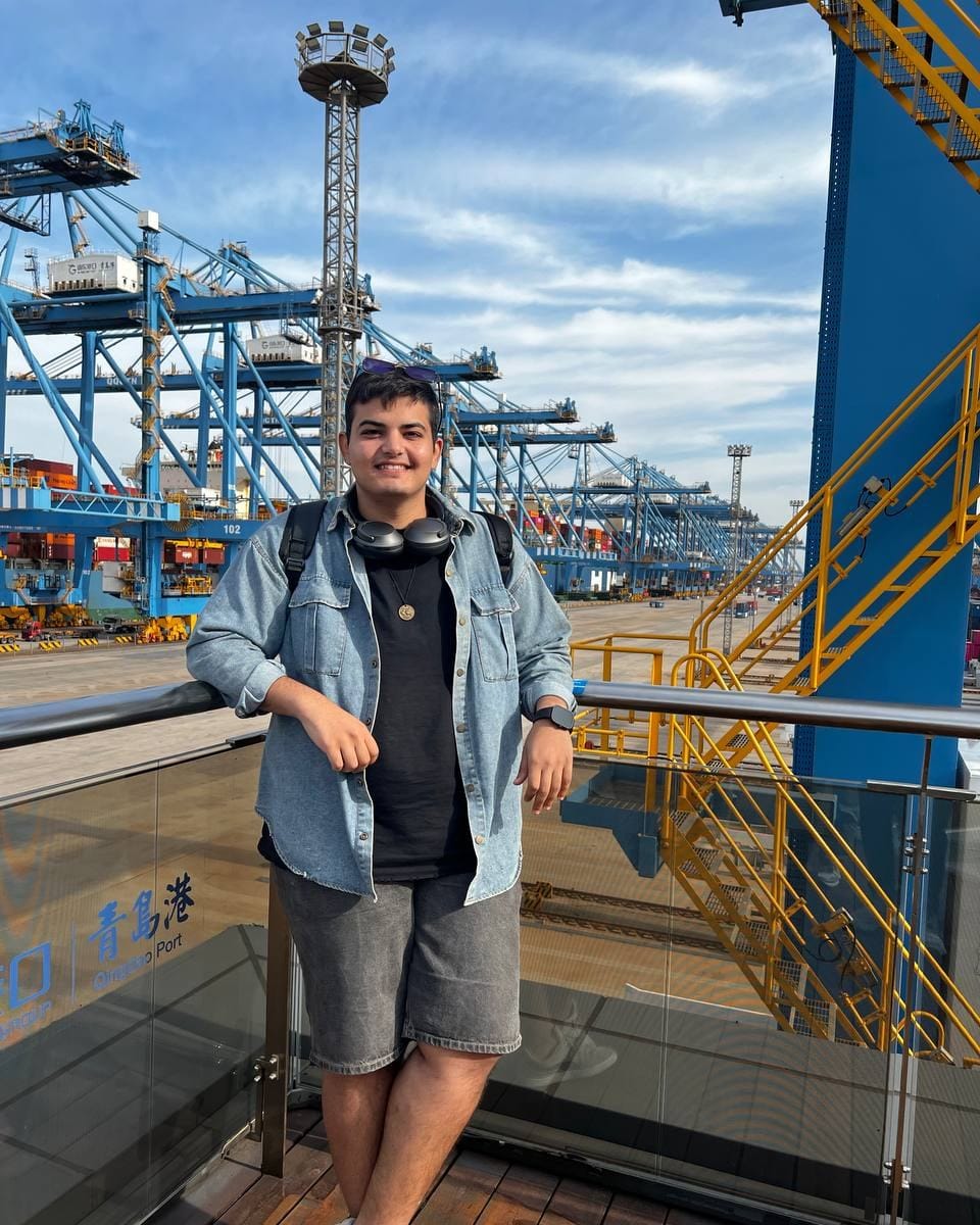 هشام في ميناء تشينغداو أثناء متابعة عملية شحن — Hesham at Qingdao Port during a shipping visit
