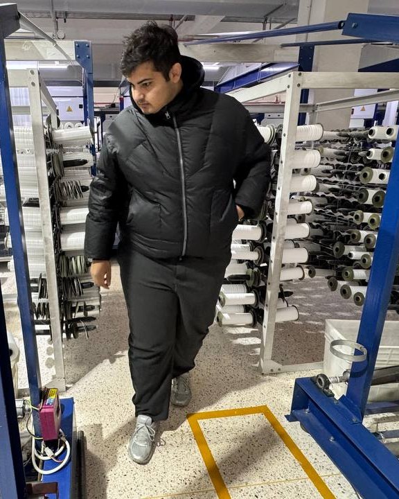 هشام أثناء تفتيش مصنع منسوجات — Hesham during a textile factory inspection