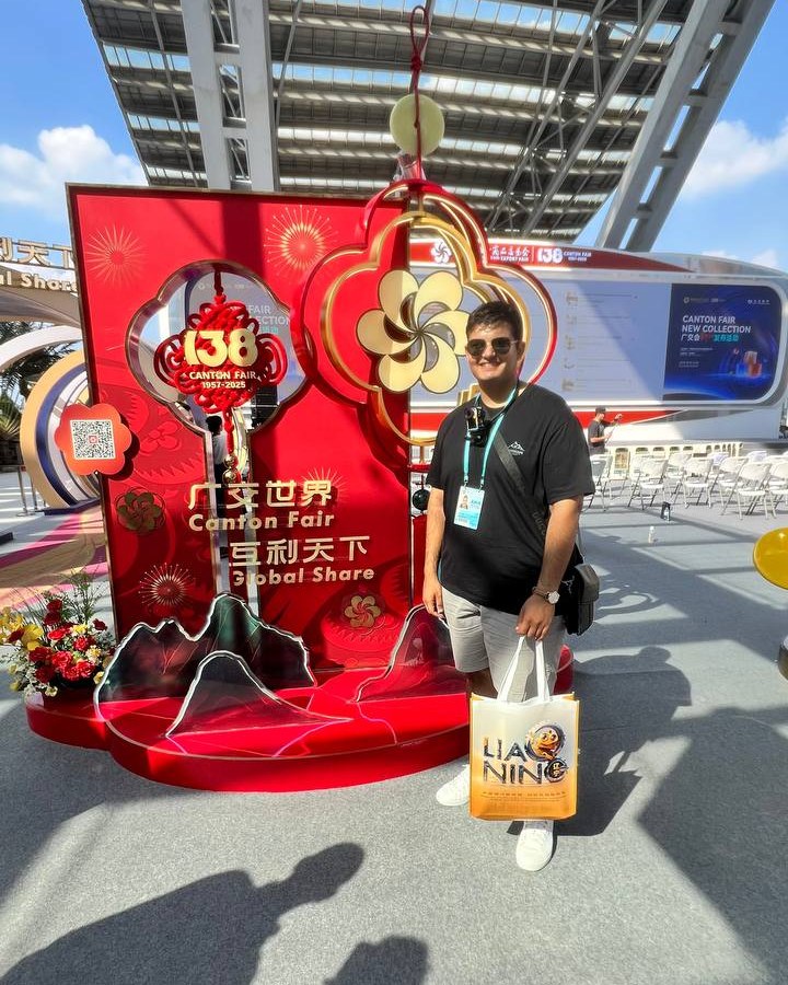 هشام في معرض كانتون الدولي للتجارة — Hesham at the Canton Fair international trade show