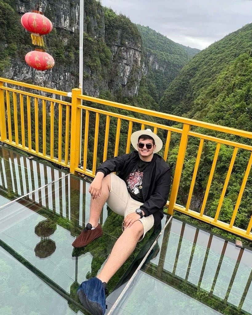 هشام على الجسر الزجاجي في تشانغجياجيه — Hesham on the glass bridge in Zhangjiajie