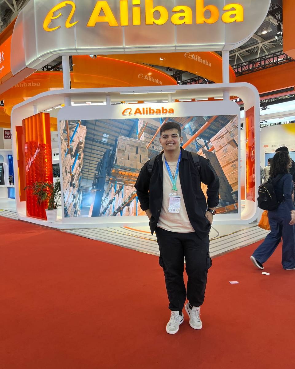 هشام في جناح شركة كبرى بمعرض تجاري — Hesham at a major company booth during a trade fair
